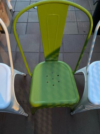 Due sedie bianche e due verdi