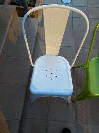 Due sedie bianche e due verdi