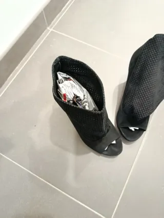 Botín tacón peep toe negro