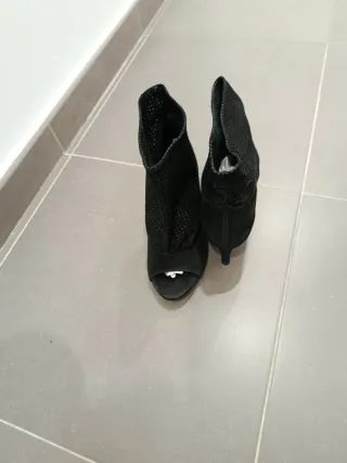 Botín tacón peep toe negro