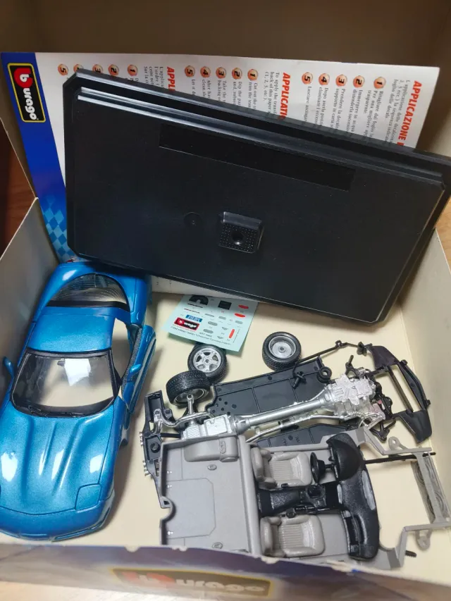 Maqueta Chevrolet Corvette 1997 Burago incompleto