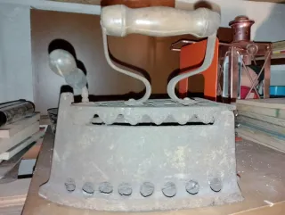 Ferro da stiro a carbone antico