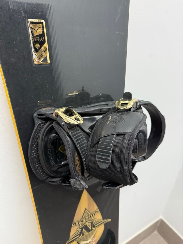 Tabla Snowboard Negra con Fijaciones