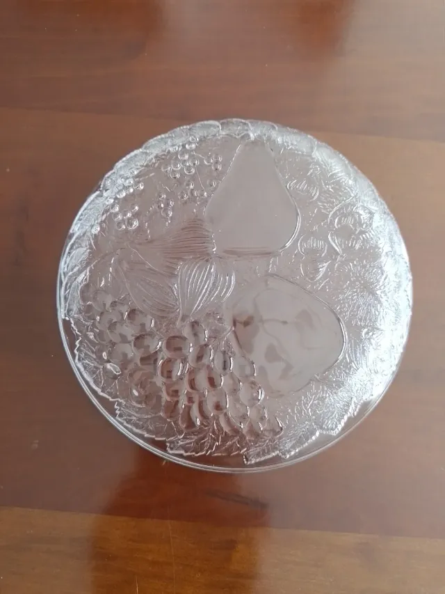 Cuenco de cristal tallado con frutas