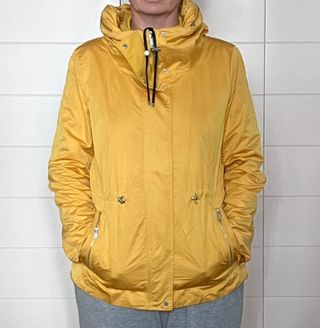 Chaqueta chubasquero amarillo mujer Zara