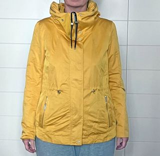 Chaqueta chubasquero amarillo mujer Zara