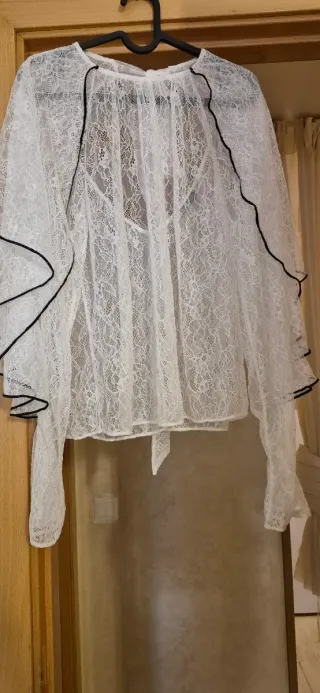 Blusa encaje blanca con detalles negros