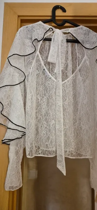 Blusa encaje blanca con detalles negros