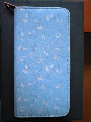 Cartera azul con estampado floral