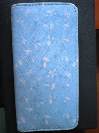 Cartera azul con estampado floral