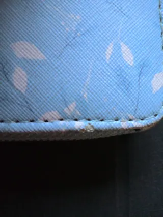 Cartera azul con estampado floral