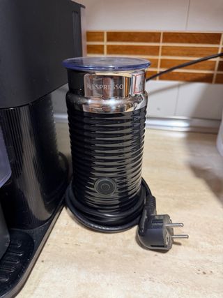 Cafetera Nespresso DeLonghi Lattissima One