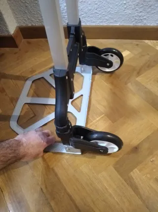 Carretilla de transporte plegable y ligera