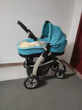 Carrito de bebé azul con saco y plástico
