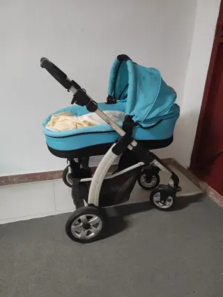Carrito de bebé azul con saco y plástico