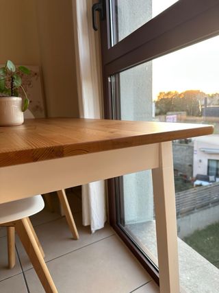 Tavolo da pranzo in legno e bianco per 4-6 persone