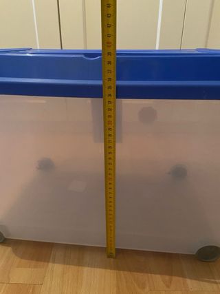 Caja de almacenamiento con ruedas
