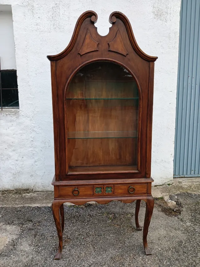 Vitrina en madera de nogal