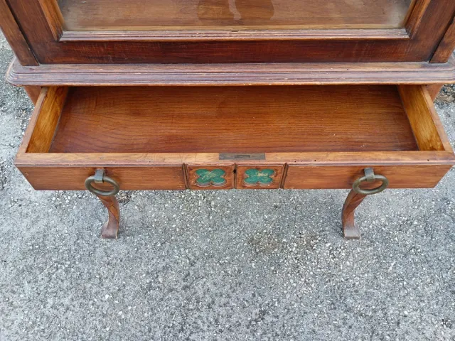 Vitrina en madera de nogal