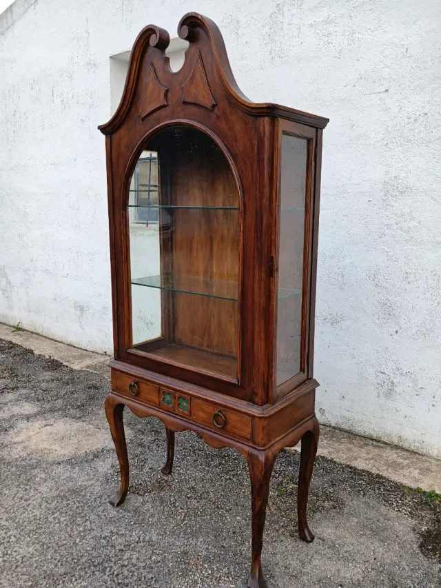 Vitrina en madera de nogal