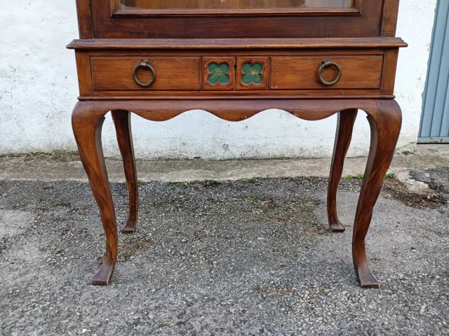 Vitrina en madera de nogal