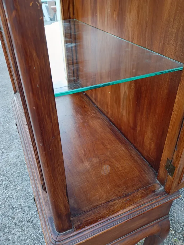 Vitrina en madera de nogal
