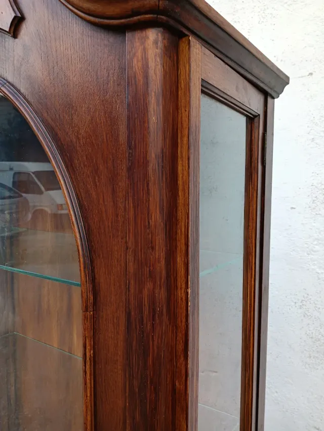 Vitrina en madera de nogal