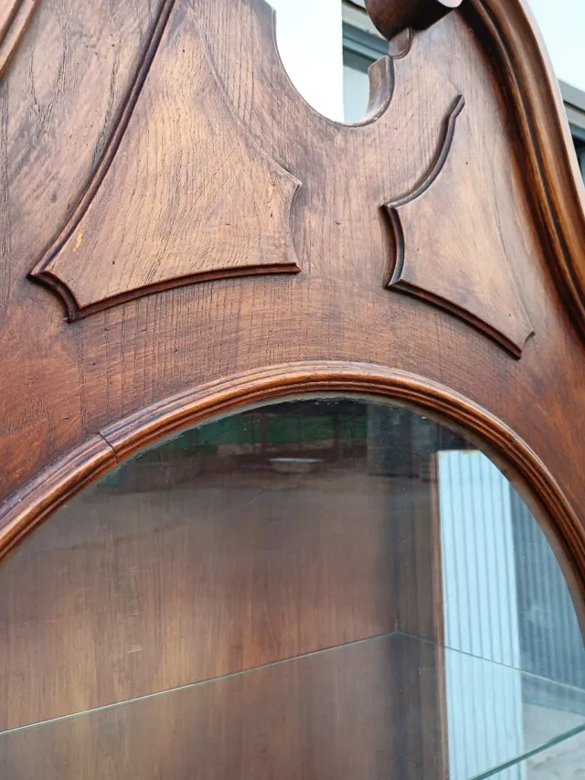 Vitrina en madera de nogal