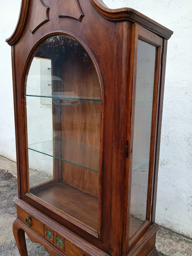 Vitrina en madera de nogal