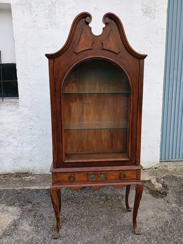 Vitrina en madera de nogal