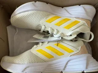 Zapatillas Adidas Beige y Amarillas Nuevas