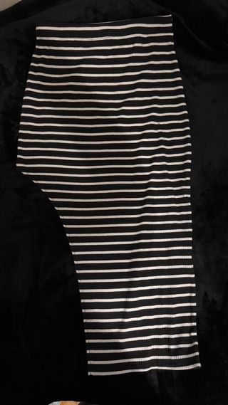 Falda de rayas blancas y negras
