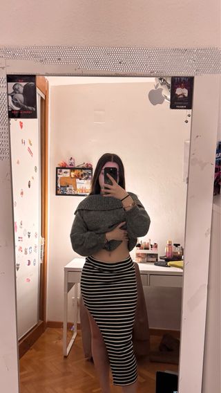 Falda de rayas blancas y negras