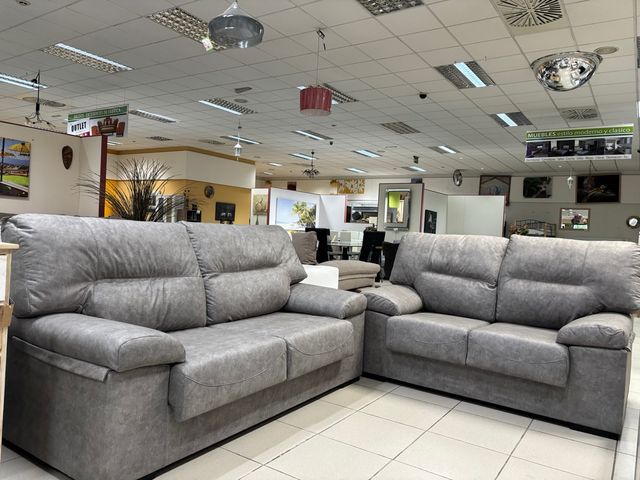 Sofás grises de 3 y 2 plazas