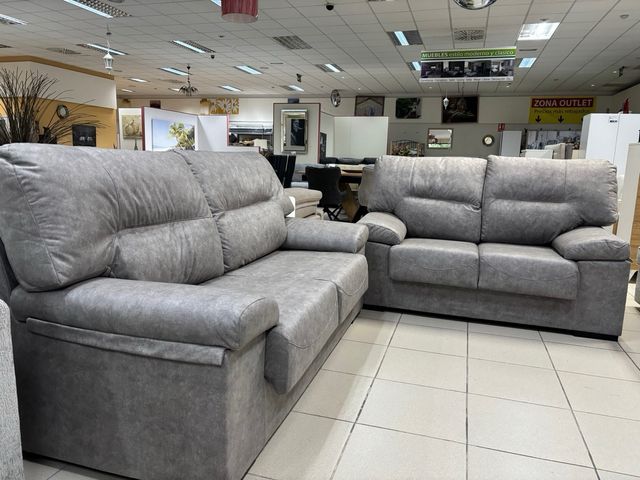 Sofás grises de 3 y 2 plazas