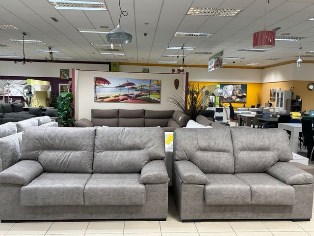 Sofás grises de 3 y 2 plazas