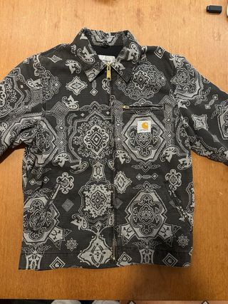 Chaqueta Carhartt Estampada Negra y Gris