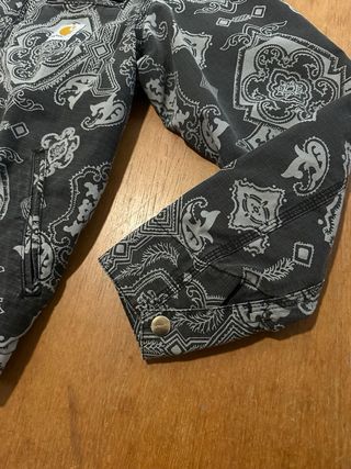 Chaqueta Carhartt Estampada Negra y Gris