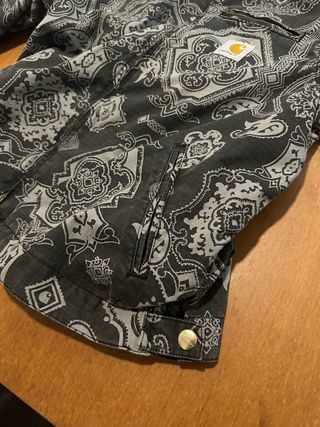 Chaqueta Carhartt Estampada Negra y Gris