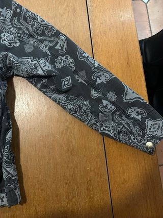 Chaqueta Carhartt Estampada Negra y Gris