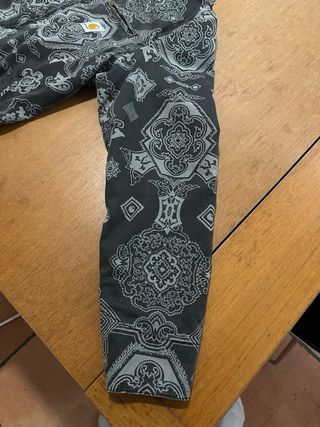 Chaqueta Carhartt Estampada Negra y Gris