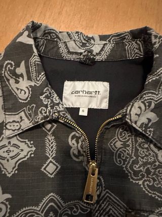 Chaqueta Carhartt Estampada Negra y Gris