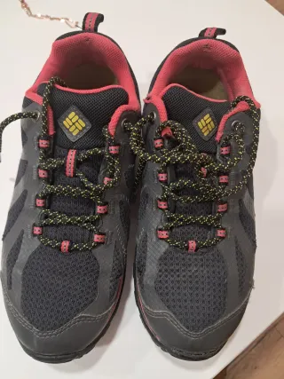 Zapatillas Columbia Negras y Rosas