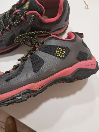 Zapatillas Columbia Negras y Rosas