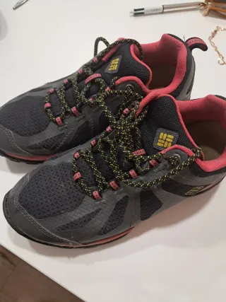 Zapatillas Columbia Negras y Rosas