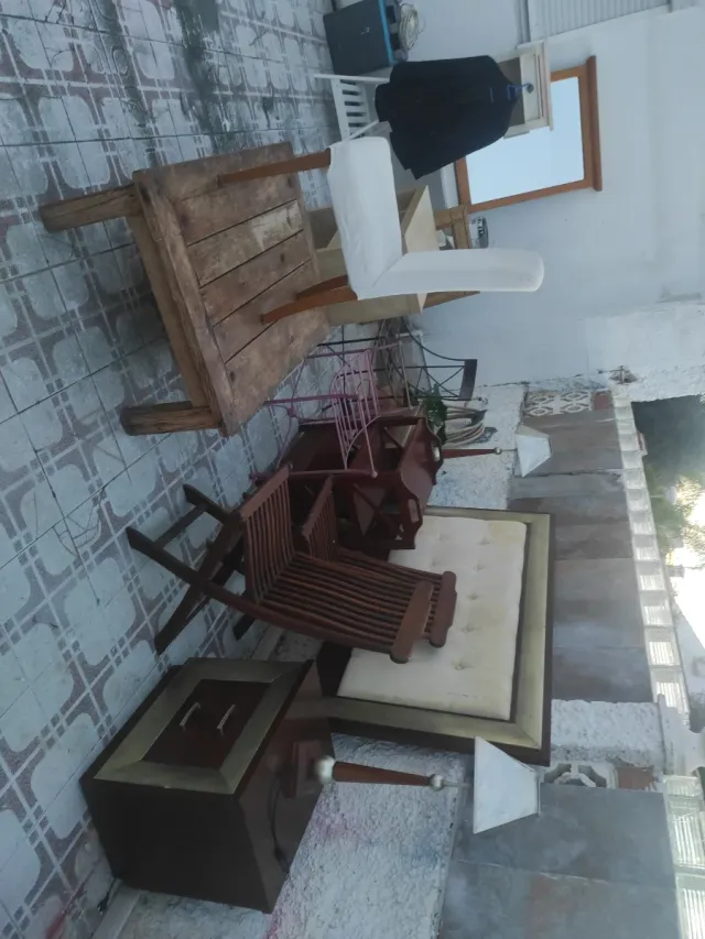 Mesa de madera y silla blanca