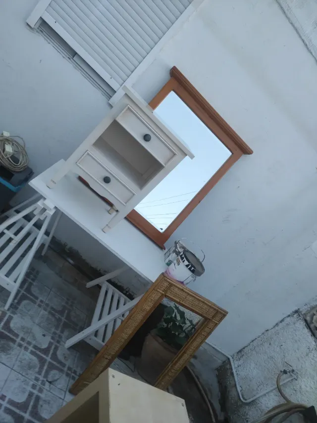 Mesa de madera y silla blanca