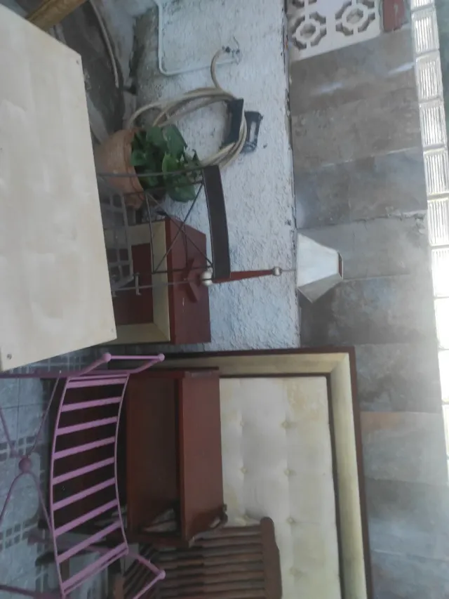 Mesa de madera y silla blanca