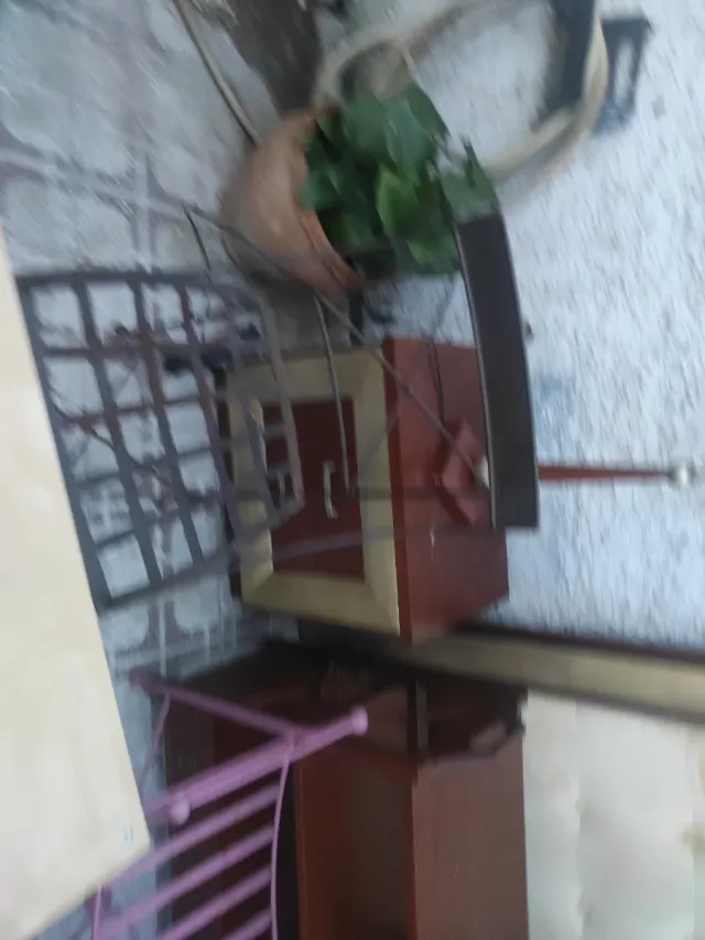 Mesa de madera y silla blanca