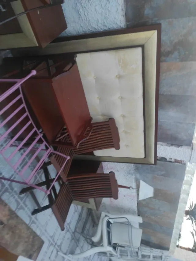 Mesa de madera y silla blanca